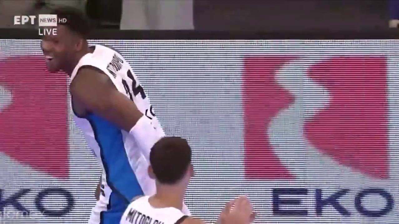 字母哥遭队友“复仇”围攻，场面欢乐队友笑逐颜开